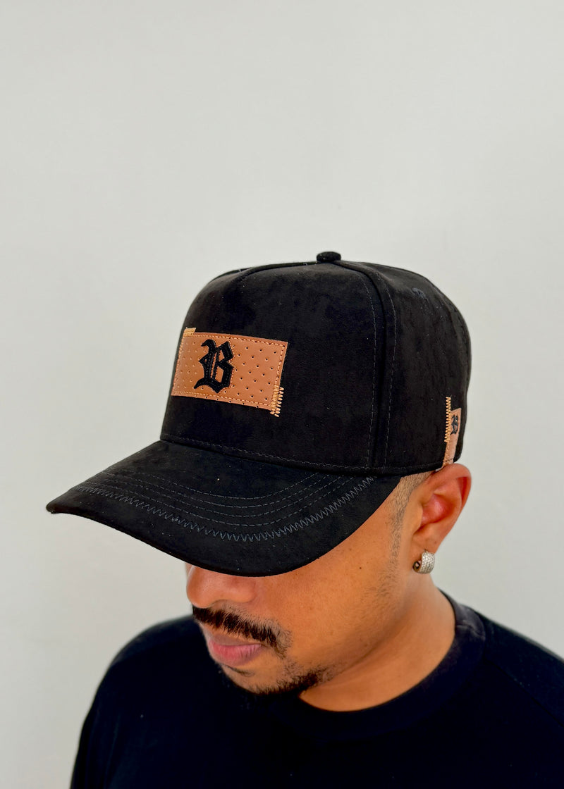 Boné Snapback Suede Preto Logo em Couro - BLCK